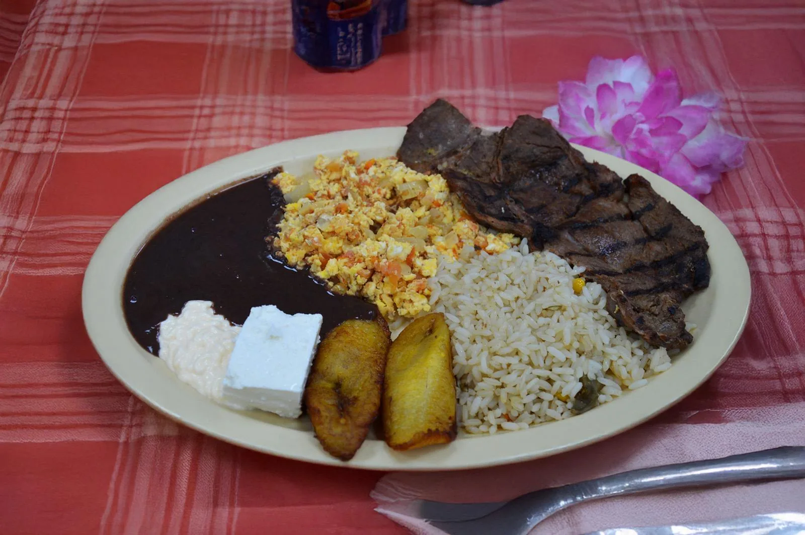 Carne asada con huevos